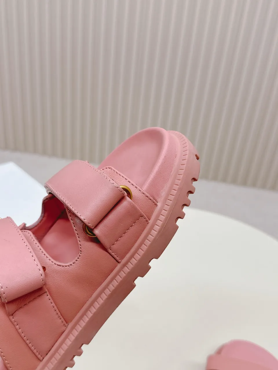 👟👟Ex-factory price 460👟👟 DIOR classic sandals This mixed sheepskin DiorAct sandal is fashionable. Paired with an insole that fits the shape of your foot, it's made of exceptionally lightweight and comfortable leather. The upper straps are fastened with Velcro and are decorated with a gold-finish metal "Dior" logo, which complements the style design. These sandals add a modern edge to any look.  🌟Fabric: Imported mixed sheepskin 🌟Lining: Imported sheepskin 🌟Outsole: TPU original outsole 🌟Code number: 35-42 (41 42 customized, non-returnable)